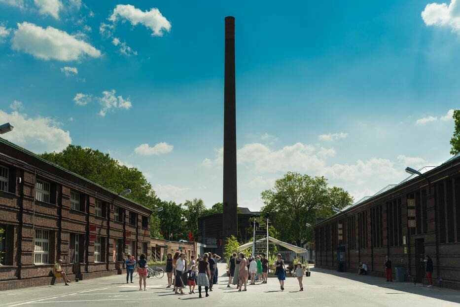 View of the Uferstudios courtyard with dancers